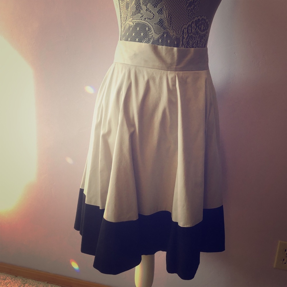 Amanda & Chelsea black trimmed tan A line skirt 12